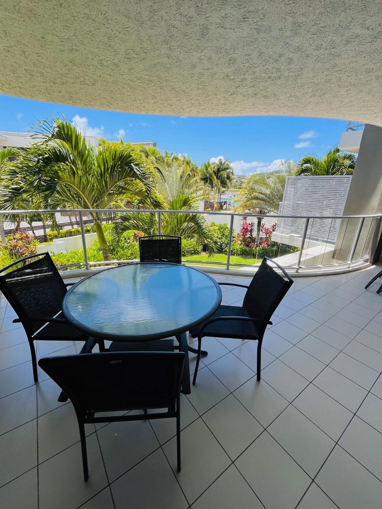 エアリービーチ アト マリーナ ショアーズアパートホテル エクステリア 写真 A balcony at the Sheraton Resort