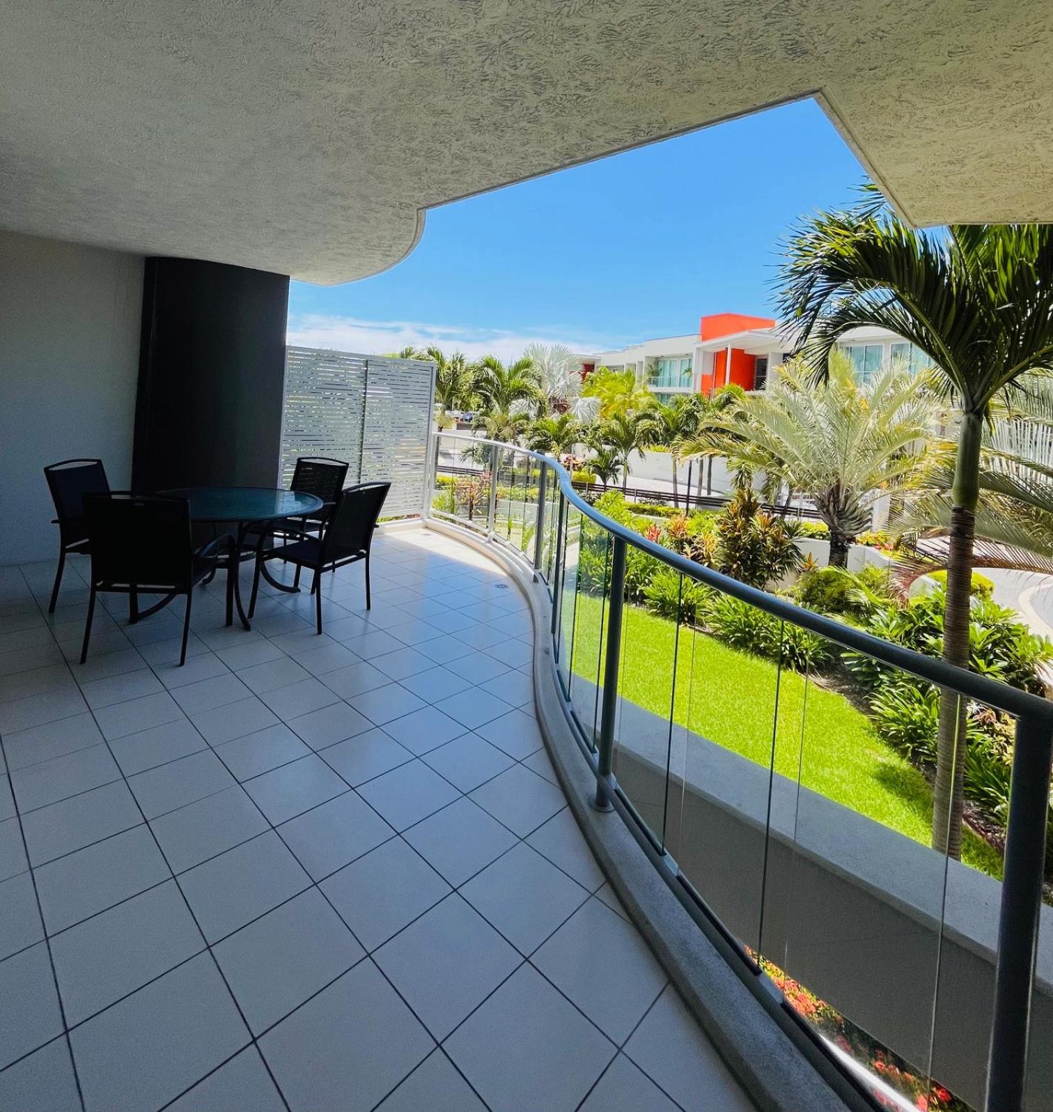 エアリービーチ アト マリーナ ショアーズアパートホテル エクステリア 写真 Balcony of a condo in Florida