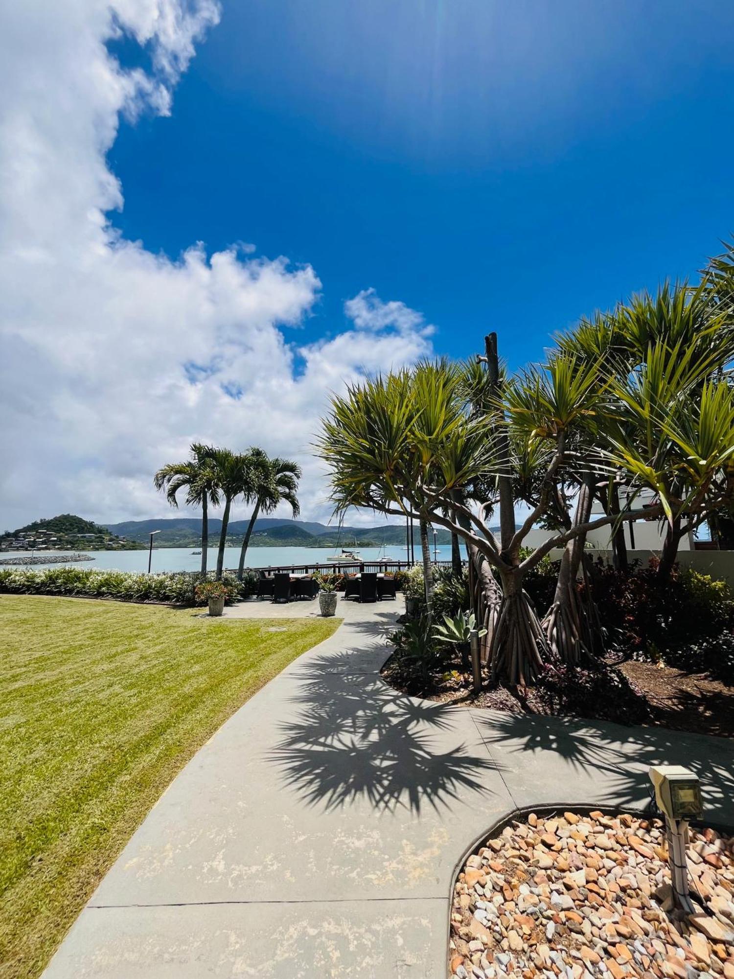 エアリービーチ アト マリーナ ショアーズアパートホテル エクステリア 写真 View of the bay from the hotel
