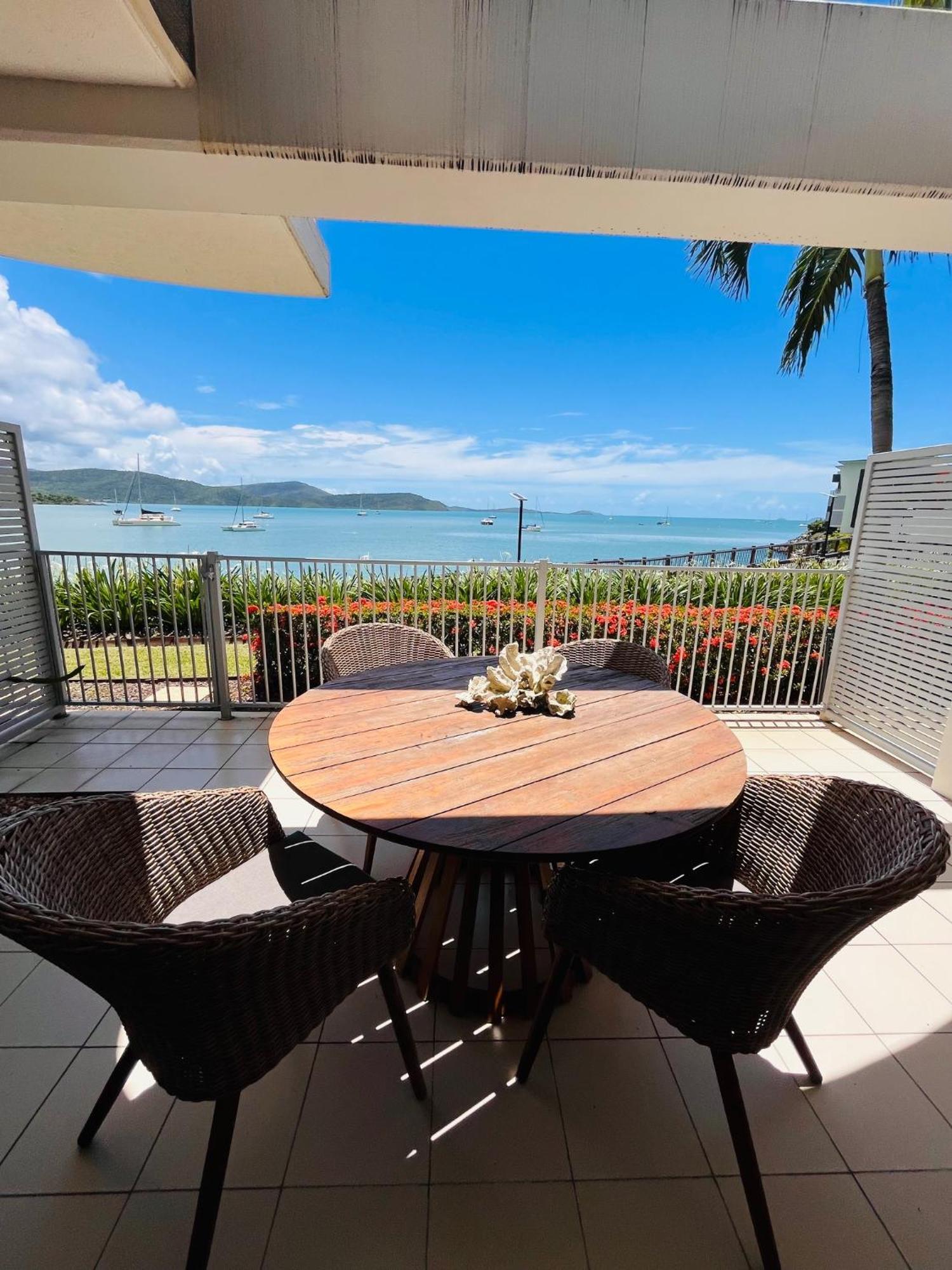 エアリービーチ アト マリーナ ショアーズアパートホテル エクステリア 写真 View from the balcony of a suite at the resort