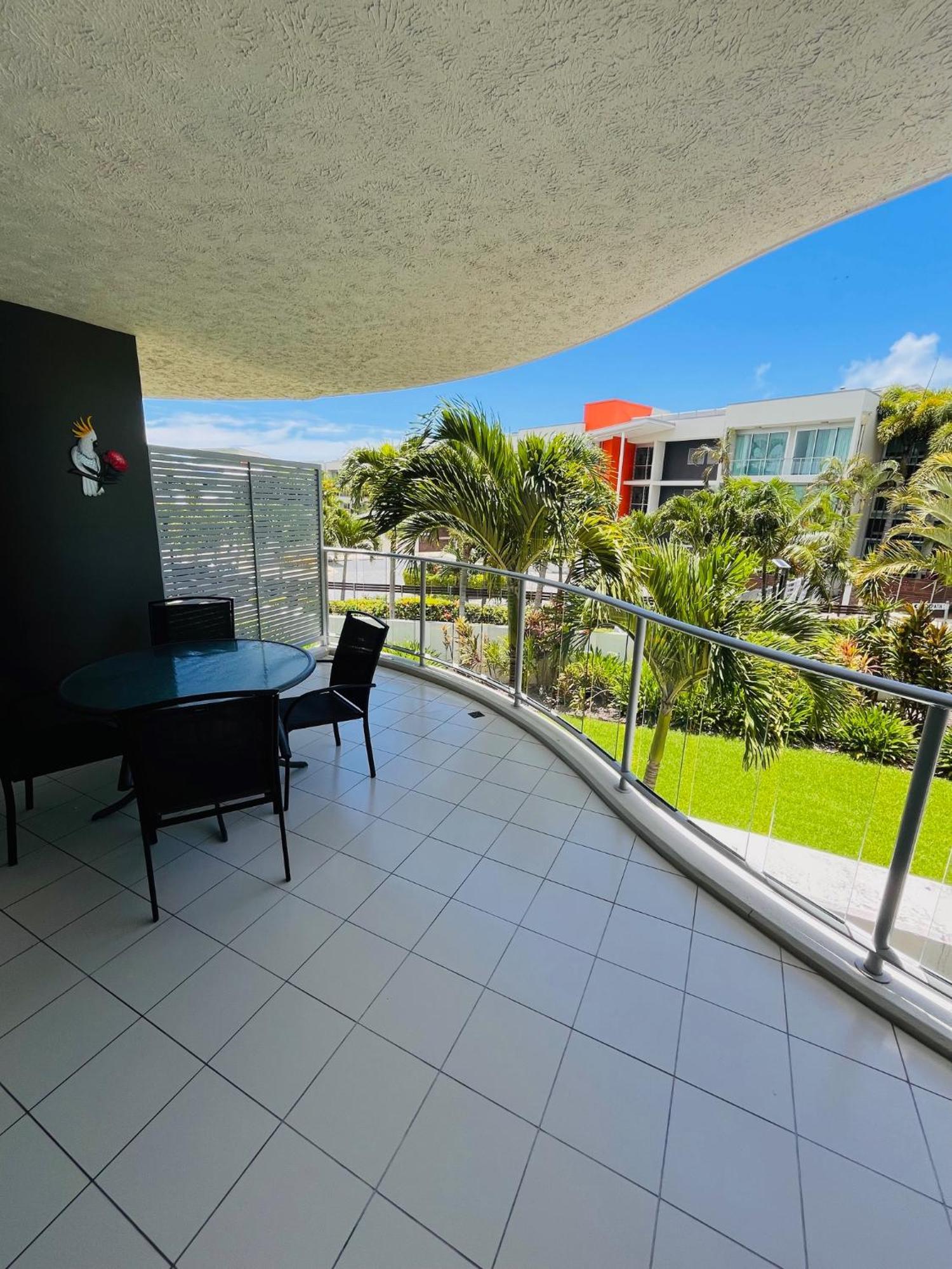 エアリービーチ アト マリーナ ショアーズアパートホテル エクステリア 写真 A balcony in a residential apartment