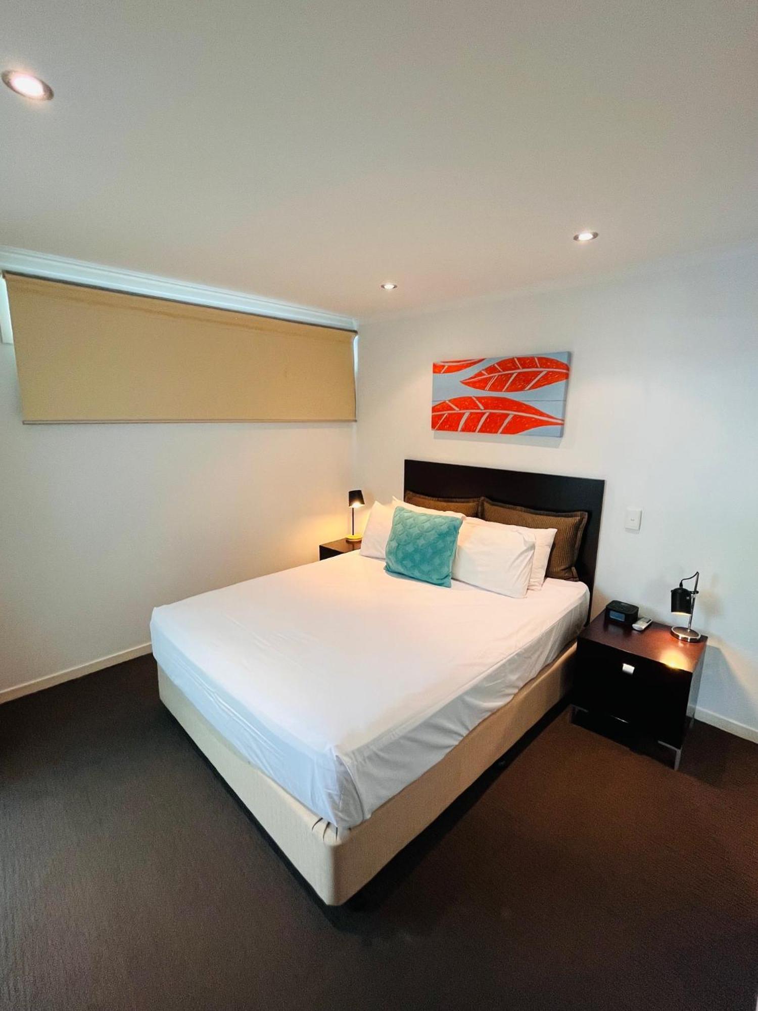 エアリービーチ アト マリーナ ショアーズアパートホテル エクステリア 写真 A bedroom at the Mantra on Lake