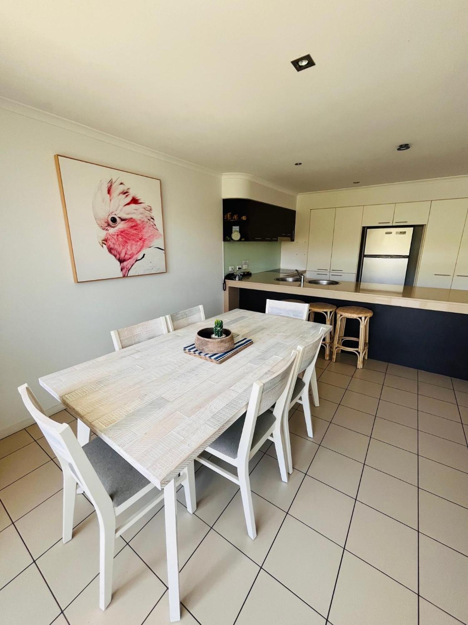 エアリービーチ アト マリーナ ショアーズアパートホテル エクステリア 写真 A kitchen and dining room