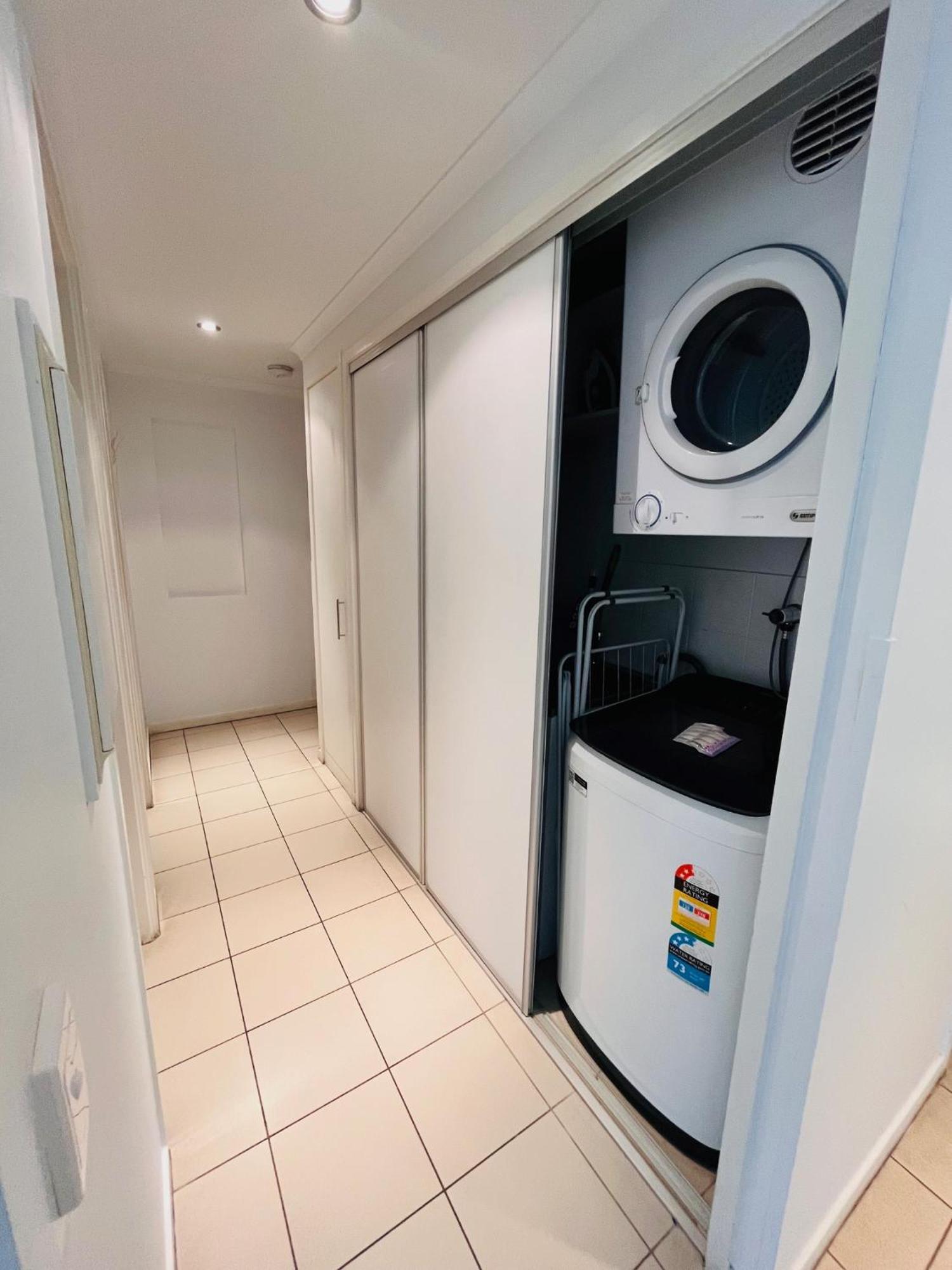 エアリービーチ アト マリーナ ショアーズアパートホテル エクステリア 写真 A laundry room in a residential apartment