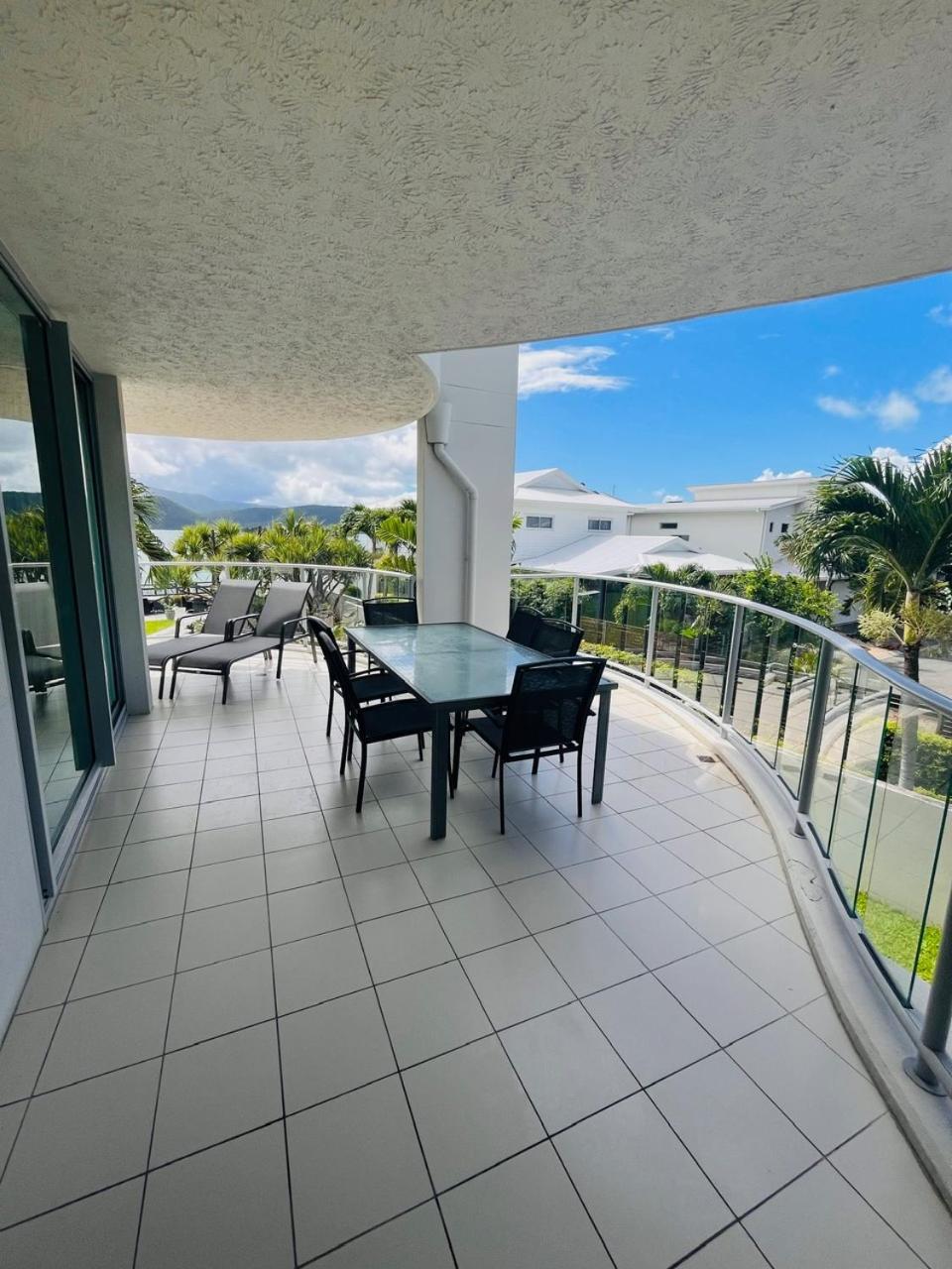 エアリービーチ アト マリーナ ショアーズアパートホテル エクステリア 写真 A balcony in a residential apartment
