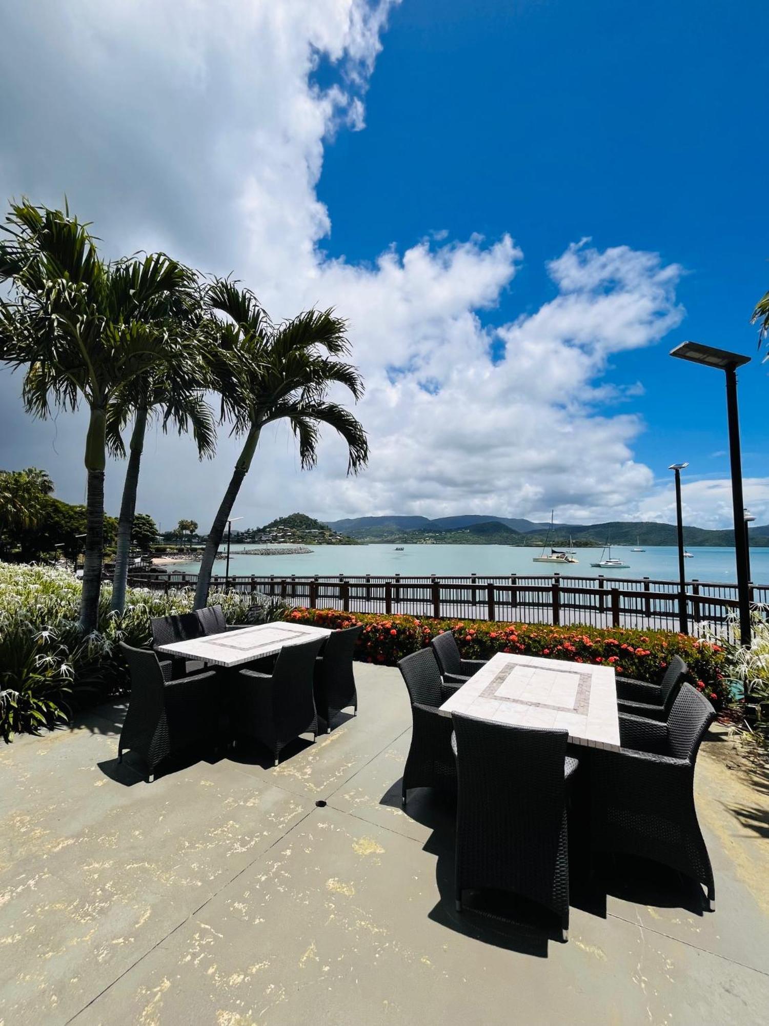 エアリービーチ アト マリーナ ショアーズアパートホテル エクステリア 写真 View of the bay from the resort
