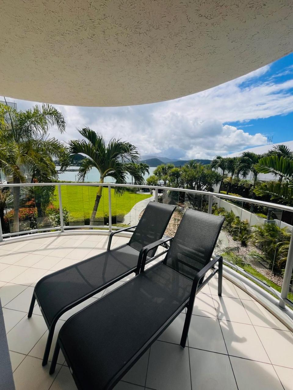 エアリービーチ アト マリーナ ショアーズアパートホテル エクステリア 写真 View from the balcony of a penthouse apartment at the Ritz-Carlton, Laguna Beach