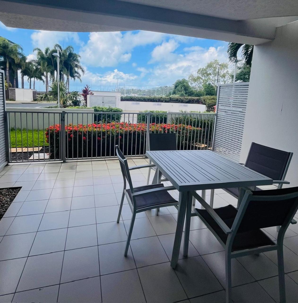 エアリービーチ アト マリーナ ショアーズアパートホテル エクステリア 写真 A balcony in a residential apartment