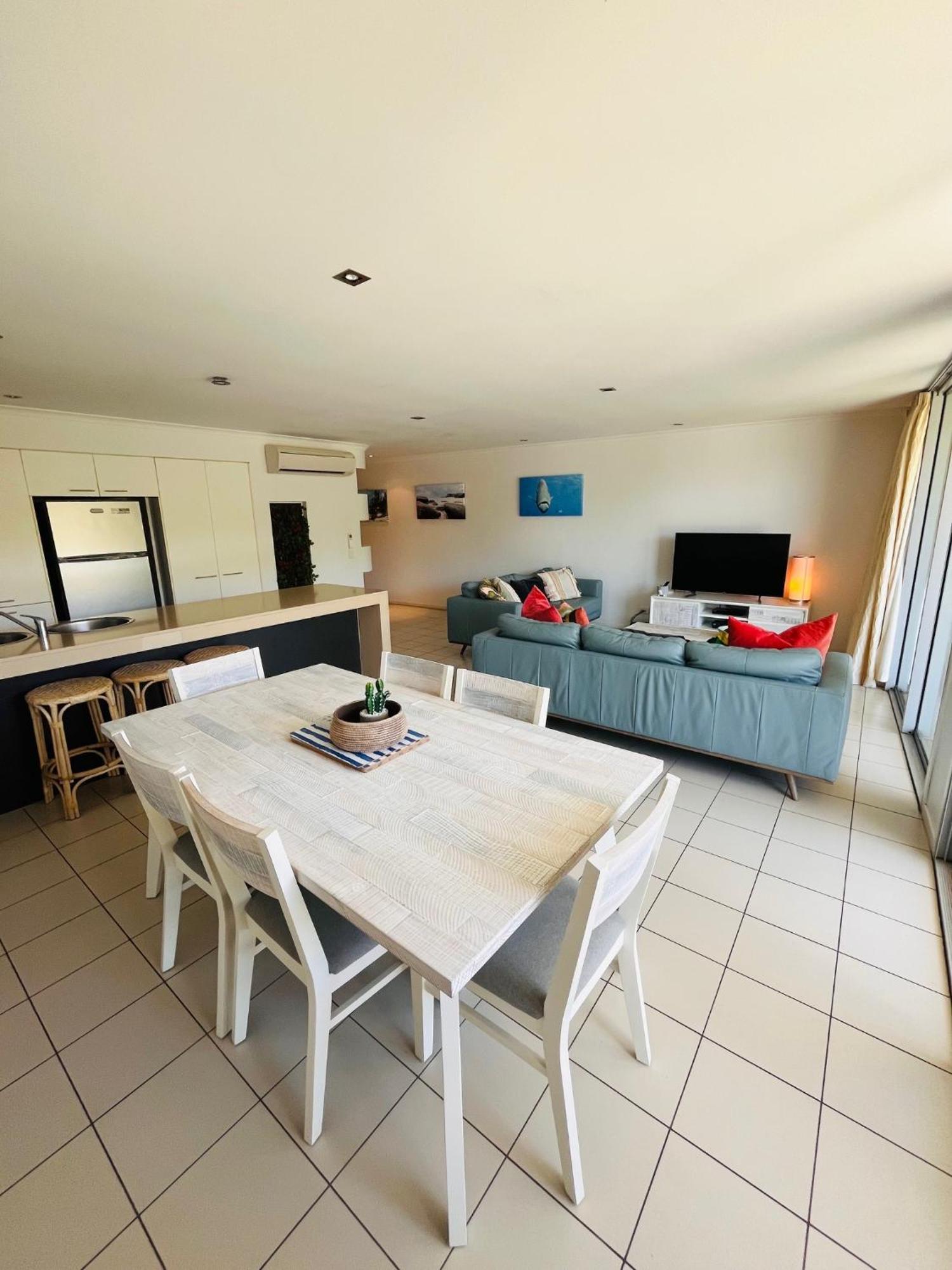 エアリービーチ アト マリーナ ショアーズアパートホテル エクステリア 写真 A typical apartment at the resort