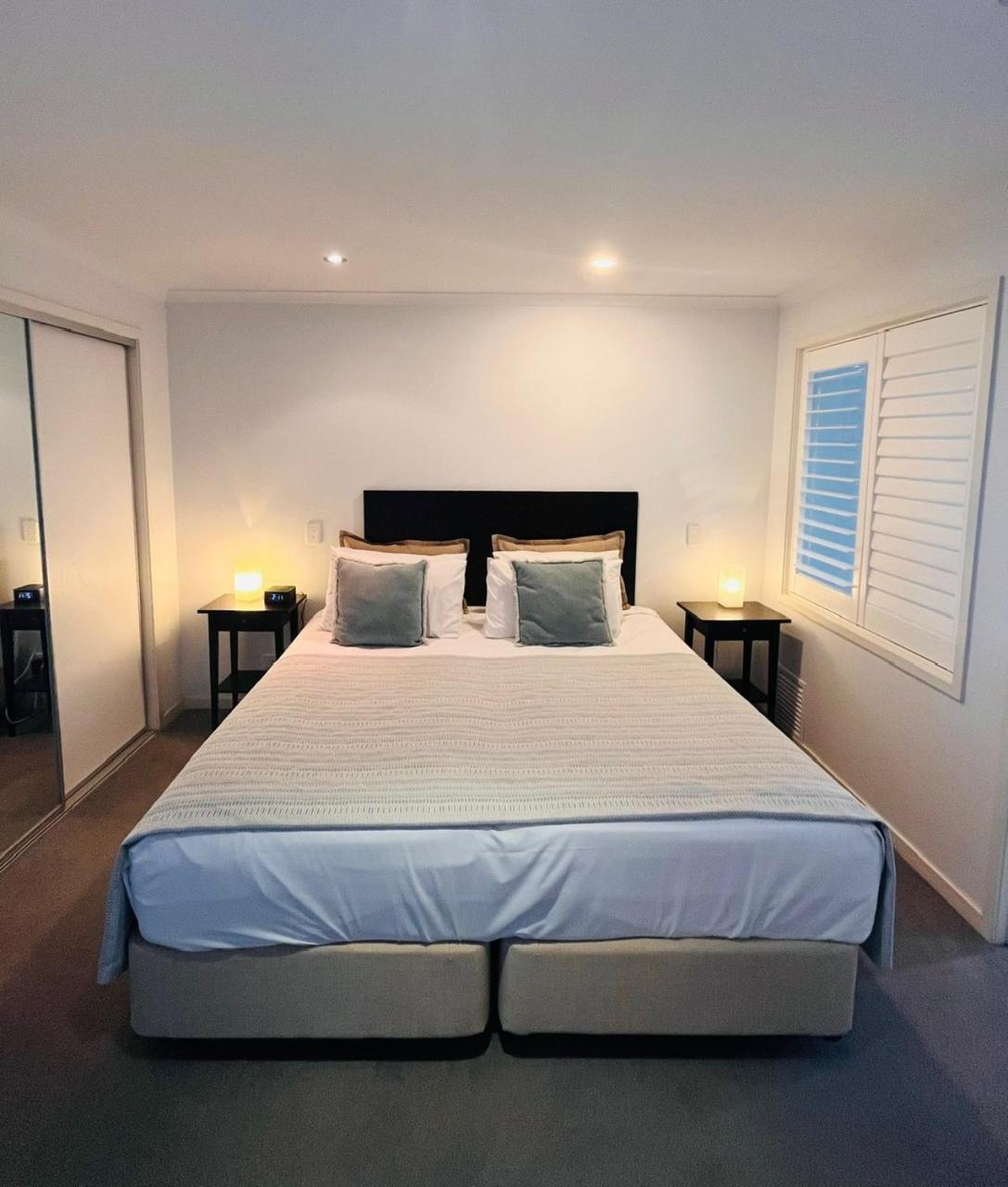 エアリービーチ アト マリーナ ショアーズアパートホテル エクステリア 写真 A bedroom in a typical apartment