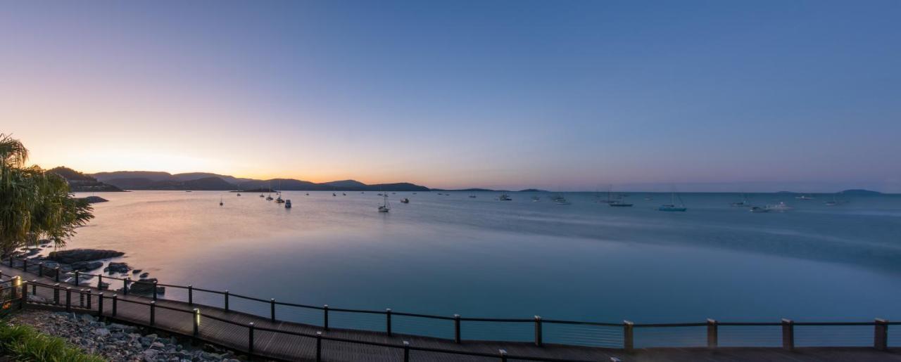 エアリービーチ アト マリーナ ショアーズアパートホテル エクステリア 写真 View of the bay from the promenade